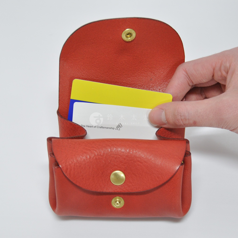 亮紅色皮革三層收納零錢包，展示其內部可放入卡片，皮革質地，設有兩個金屬按扣。
