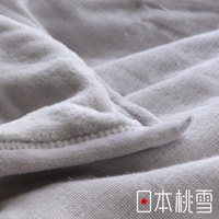 舒眠雙面四季毯，一側為淺灰色絨毛材質，觸感柔軟；另一側為淺灰色棉麻混紡材質，紋理清晰。兩側以白色縫線緊密縫合。