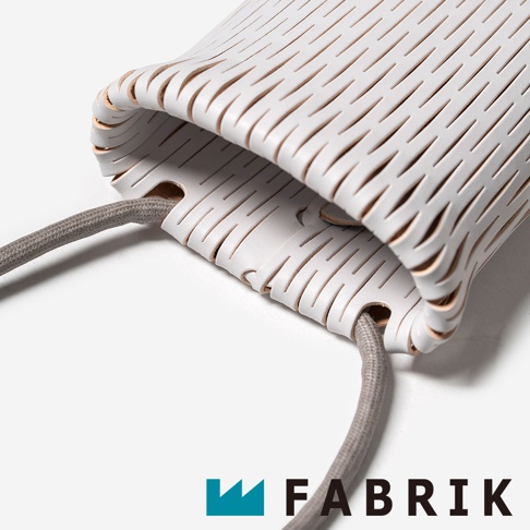 FABRIK 品牌淺灰色皮革隨形貼合伸縮小包，包身設有鏤空線條設計，灰色編織繩穿過包口下方。