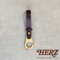 深棕色皮革鑰匙圈，配有黃銅色掛鉤和兩個銅色鑰匙環，由日本HERZ手工製作。