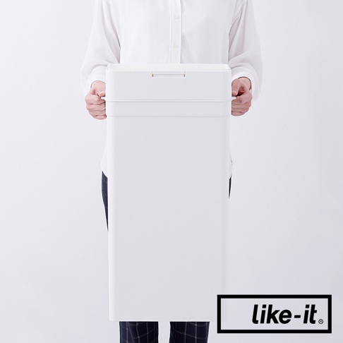 白色塑膠密封防臭按壓式垃圾桶，25公升容量，設計簡潔，帶有方形按壓開關，適合居家使用。