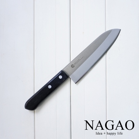 燕三條 VG-10 不鏽鋼三德刀，刀刃為銀色不鏽鋼材質，帶有「MADE IN JAPAN」及「VG-10 STAINLESS STEEL」等字樣。刀柄為黑色，以兩個鉚釘固定。