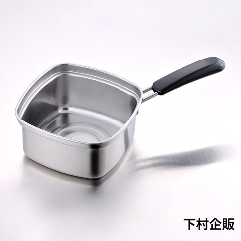不鏽鋼方形單手麵鍋，鍋身呈現銀色金屬光澤，帶有黑色防燙手柄。