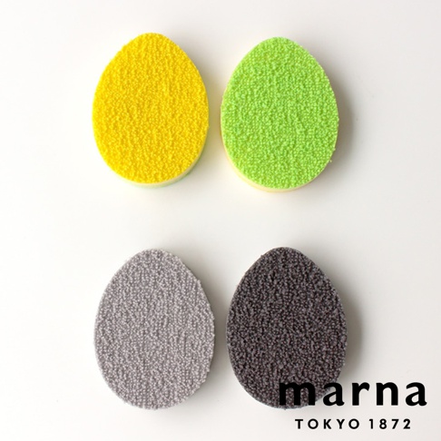 marna TOKYO 1872 品牌標誌旁的四個雞蛋形狀的菜瓜布，顏色為黃色、綠色、灰色及深灰色。