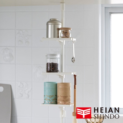 白色直撐款置物托盤，附有三個白色層架，分別擺放著銀色金屬罐、玻璃罐裝的咖啡豆、糖塊，以及兩款印有圖案的圓筒狀容器，並掛有湯匙和掃把。