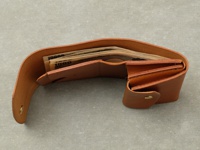 職人手作皮革Organ迷你短夾，棕褐色，柔軟皮革，內有日圓鈔票，翻蓋式設計，金屬按扣。