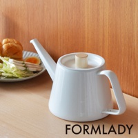 日製小泉誠 kaico 950ml 琺瑯咖啡壺，白色琺瑯壺身，配有木質壺蓋頂鈕及把手，造型簡約優雅，適合沖泡咖啡。