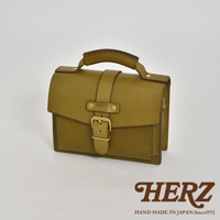 橄欖綠皮革迷你單肩包，配有頂部提把、可調節皮帶扣和金屬扣環。包款採用經典混合風格設計，整體呈現質感。