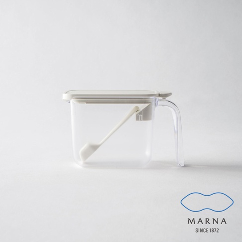 透明塑膠製成的白色密封調味料盒，內附白色湯匙，盒身帶有提把，整體風格簡潔。