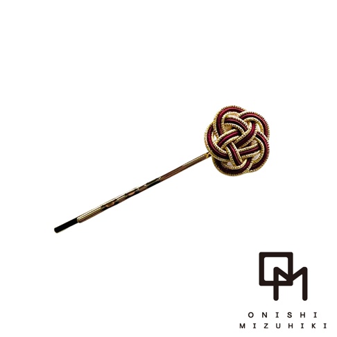 和風水引花結金絲髮夾，以深紅色和金色線材編織成精緻花結，搭配閃耀金屬髮簪，整體呈現典雅日式風格。