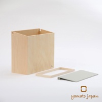 淺木色掀蓋式垃圾桶，附帶淺木色框架和淺灰色蓋子，整體呈現簡約設計。