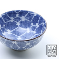 藍染菱紋飯碗，陶瓷材質，碗內外皆有藍色細密網紋與白色菱形交錯圖案，碗口邊緣為棕色細線。