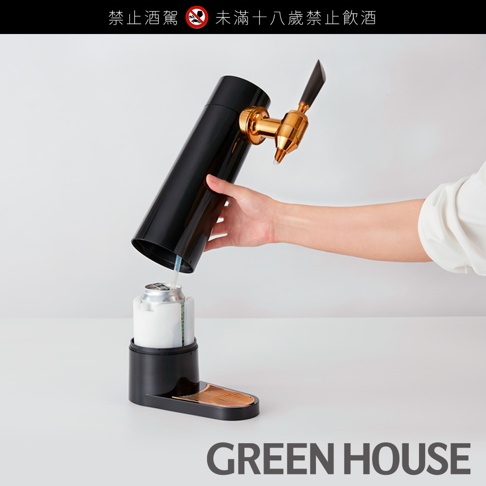 直立式黑色金屬啤酒機，配有金色龍頭，下方放置一個啤酒罐，由手部操作。