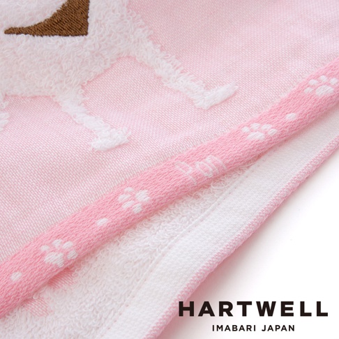 粉色紗布浴巾，繡有白色小狗圖案，邊緣滾有粉色織帶，上面印有白色小爪子圖案。