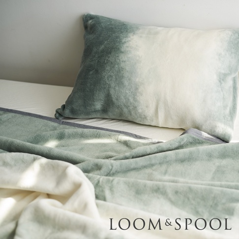 綠色漸層短絨舒柔枕套，搭配同色系鋪棉毯，材質柔軟，觸感舒適。