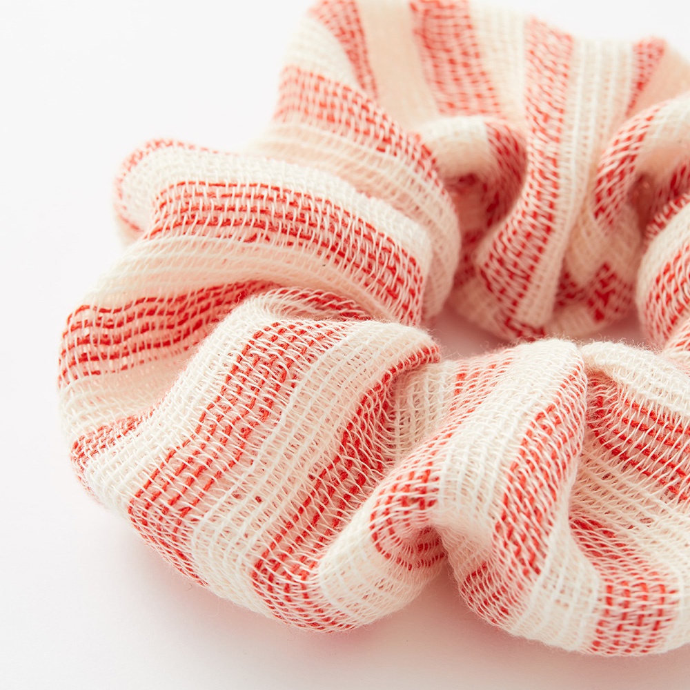 今治有機匹馬棉雙色彈力髮圈，米白色底布搭配紅色細條紋，材質輕薄柔軟，織紋清晰。