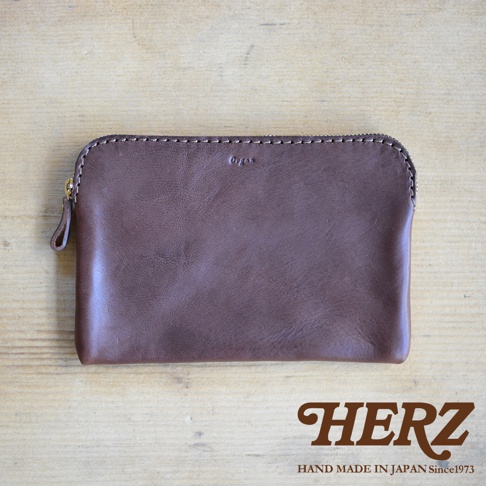 職人手作皮革Organ雙拉鍊收納袋，深棕色，材質為皮革，帶有縫線裝飾和品牌燙印。