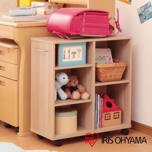 淺木紋開放式收納推車，配有四個開放式層架，左側設有銀色把手，底部裝有黑色輪子。推車上擺放著玩偶、書籍、裝飾品和籃子。