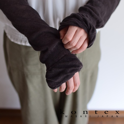 深棕色棉麻混紡彈性袖套，質地輕薄，帶有細緻的羅紋織紋，袖口處有自然的抓皺效果，適合搭配各種服飾。