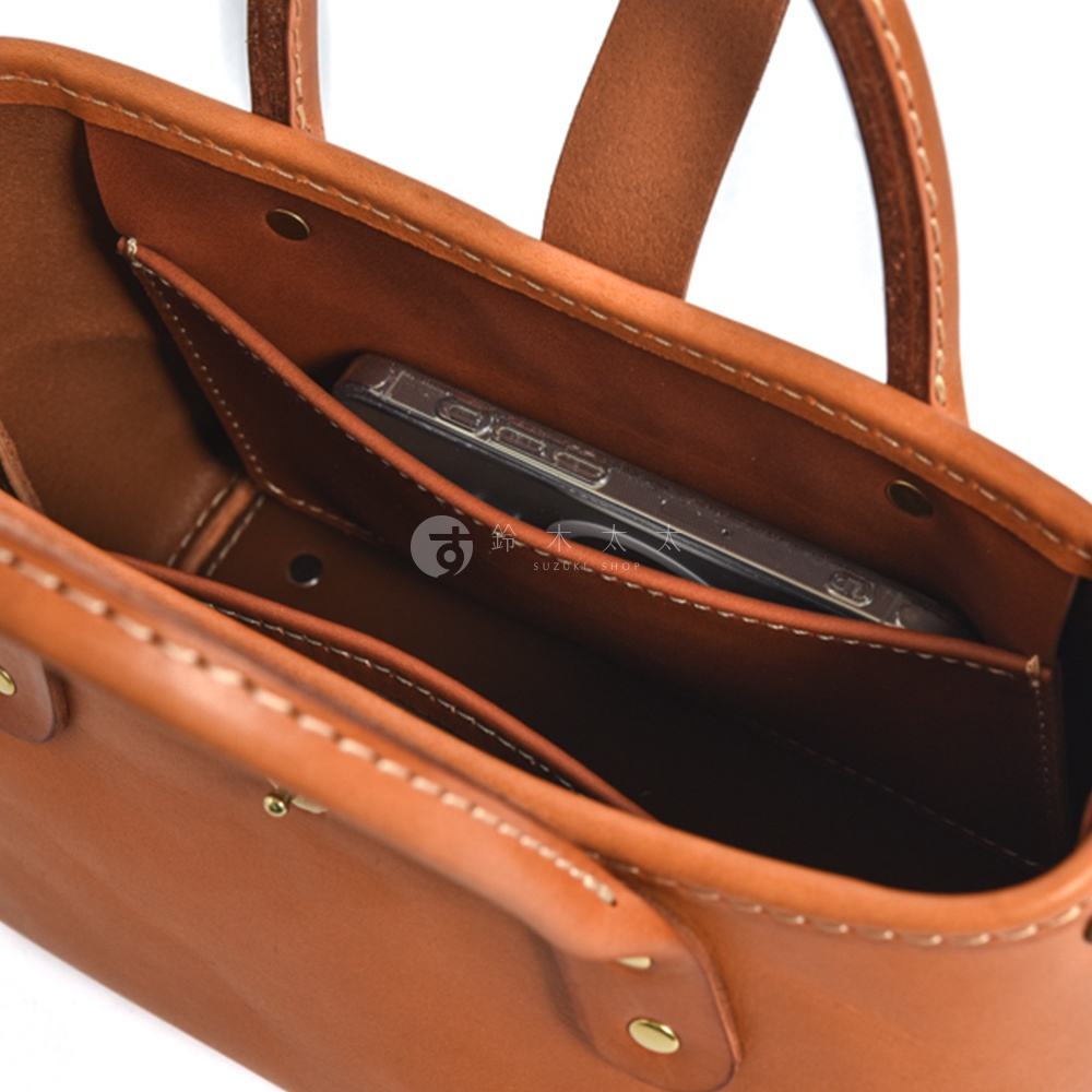 職人手作皮革迷你托特包 T-11，棕色，展示包內有手機及多個隔層，皮革材質，車縫線清晰，金屬釦件。