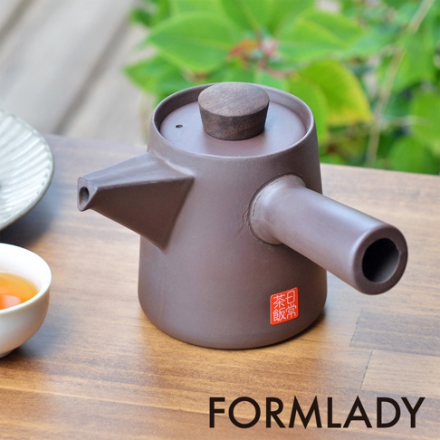日製萬古燒紫砂橫手茶壺，深棕色，圓潤造型，配有木質壺蓋，側邊為橫向手柄，壺嘴略為傾斜。