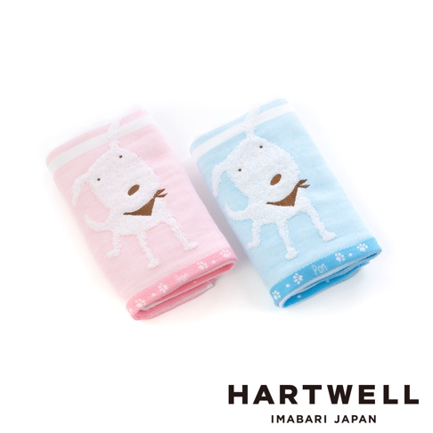 一條粉色和一條淺藍色的今治純棉紗布毛巾，皆印有白色條紋和可愛的狗狗圖案，狗狗戴著咖啡色領巾，毛巾邊緣有小小的腳印裝飾。