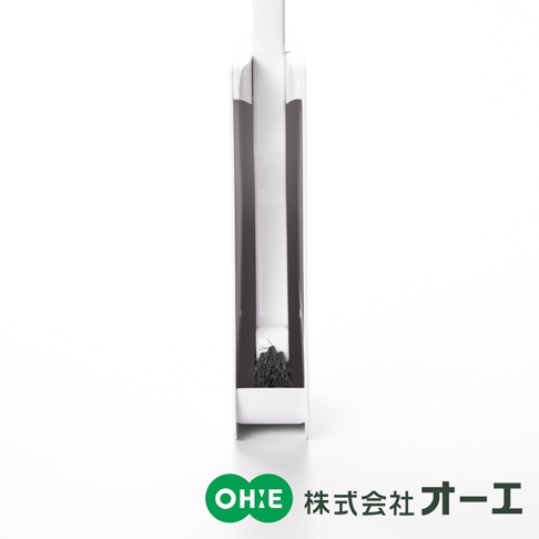 白色塑膠柄的超薄浴廁清潔刷，刷頭為深灰色，設計簡約，可深入清潔角落。
