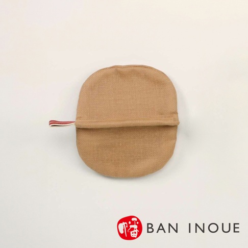 棕色蚊帳質地防燙鍋套，圓形設計，帶有紅色和白色條紋的掛繩。