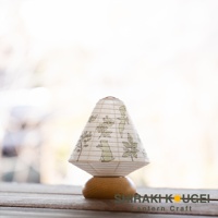 八女迷你裝飾提燈，燈罩為錐形，淺米色紙質，印有綠色植物與小動物圖案，底部為圓形木質底座。