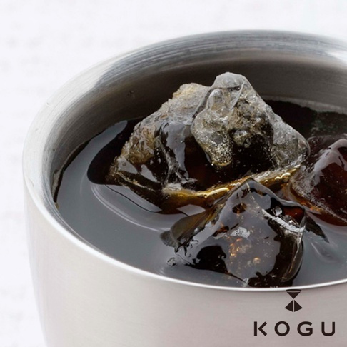 日製18-8不鏽鋼雙層隔熱保冰隨行杯，裝有深褐色飲品和多塊冰塊。杯身為銀色霧面不鏽鋼材質，呈現簡潔的設計。