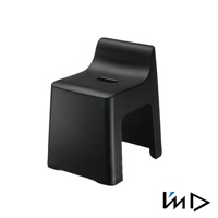 黑色RETTO曲面一體簡約椅凳，由光滑塑膠製成，設計簡潔，造型為方形座面與四個相連的支腳，座面中央有一個長形開孔，椅凳整體呈現流線型。