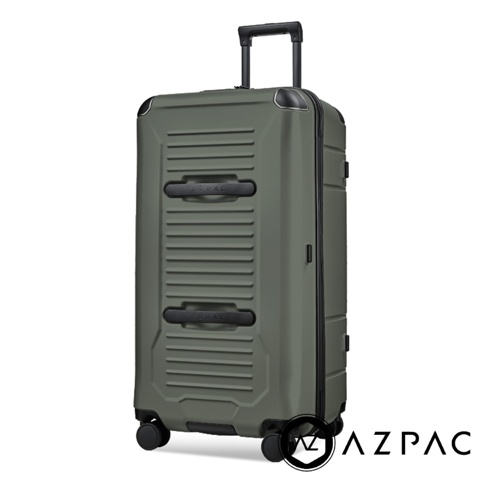 這是一個軍綠色的 AZPAC Trucker 3.0 系列三十吋大型行李箱，表面呈現霧面質感並帶有橫向條紋設計，箱體正面配有兩個印有品牌名稱的黑色提把。行李箱裝配有靜音煞車輪與無段式拉桿，外觀呈現堅固耐用的工業風造型，右下角附有 AZPAC 品牌標誌。