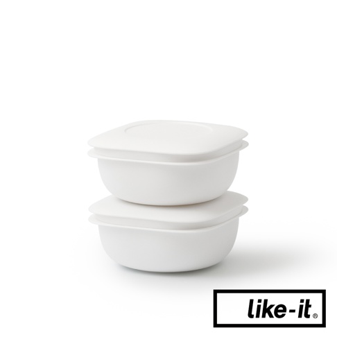 兩個白色簡約方形保鮮盒堆疊，附有白色蓋子，材質為塑料。