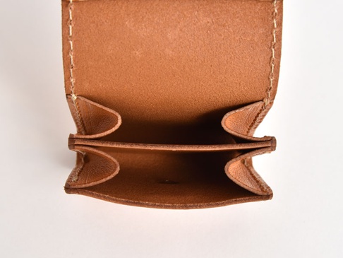 職人手作皮革雙折收納零錢包 (KK-3)，淺棕色皮革，內部結構清晰可見，縫線細緻。