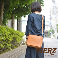 日本HERZ職人手作皮革軟皮橫式斜背包，以簡約設計搭配棕色皮革，展現優雅復古風格，適合日常攜帶。