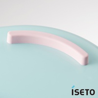 淺藍色伸縮浴盆，帶有一個粉紅色弧形提把，材質為塑膠。