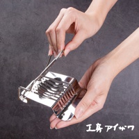 一雙手正操作著一個閃亮的不鏽鋼切蛋器，切蛋器由多條細長的金屬絲組成，能夠將雞蛋切成多片。