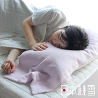 粉色異素材厚手迷你浴巾，質地柔軟，覆蓋在嬰兒的臉上，呈現舒適的睡眠狀態。