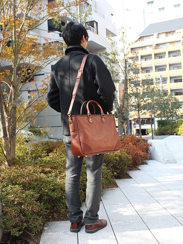 職人手作皮革兩用商務托特包 (T-7)，採用棕色皮革製作，設計簡約大方，配有可拆卸肩帶，適合商務場合攜帶。