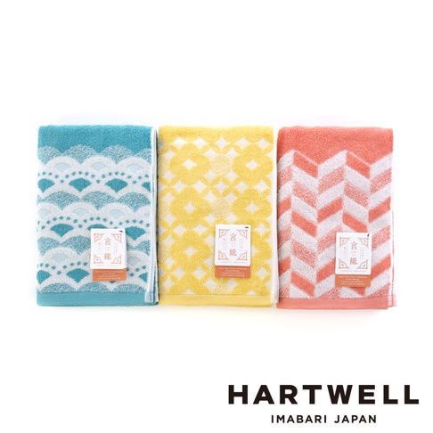三條今治浴巾，分別為藍色、黃色和粉紅色，皆採用傳統日式紋樣織製，質感柔軟，適合居家使用。
