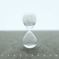 awaglass 泡時計，透明玻璃材質，內部裝有細小氣泡，形成獨特的視覺效果，底部平台為灰色紋理材質。