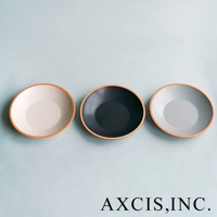 PURE 素燒百搭陶瓷義大利麵盤，共三色：米白色、炭黑色、淺灰色。盤子為圓形，邊緣帶有木質色調的裝飾，材質為陶瓷。