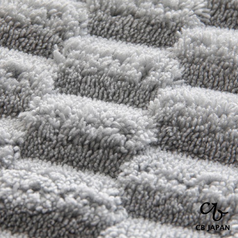 CB JAPAN 標誌下的灰色毛絨織物特寫