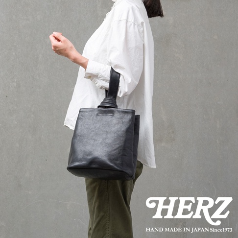 職人手作皮革Organ單柄手提包，黑色，方型包身，單一皮質提把，簡約設計。