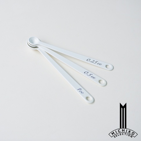 三支白色琺瑯計量匙，分別標示 0.25cc、0.5cc 和 1cc，置於白色背景上。
