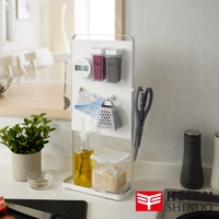 平安伸銅桌上型磁吸廚房收納架，附贈計時器、量匙、磨泥器、調味罐、油瓶與米桶。