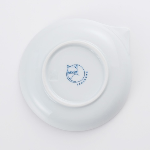 白色陶瓷小碟，底部印有藍色線條繪製的蜷縮貓咪圖案及品牌名稱 necolori。小碟邊緣有貓耳朵造型。