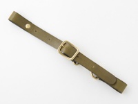 橄欖綠皮革胸前扣帶，寬2.4公分，配有黃銅色方形扣環、調節扣及兩個D型環，用於固定背包肩帶。