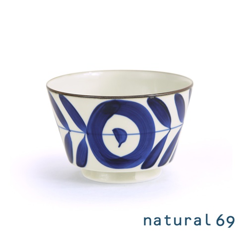 陶瓷丼碗，白色碗身繪有藍色圓形與葉片圖案，碗口邊緣有細緻的咖啡色線條裝飾。