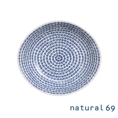 一個圓形白色陶瓷餐盤，盤面以藍色螺旋線條圖案裝飾，線條由中心向外圍擴散，形成獨特的視覺效果。